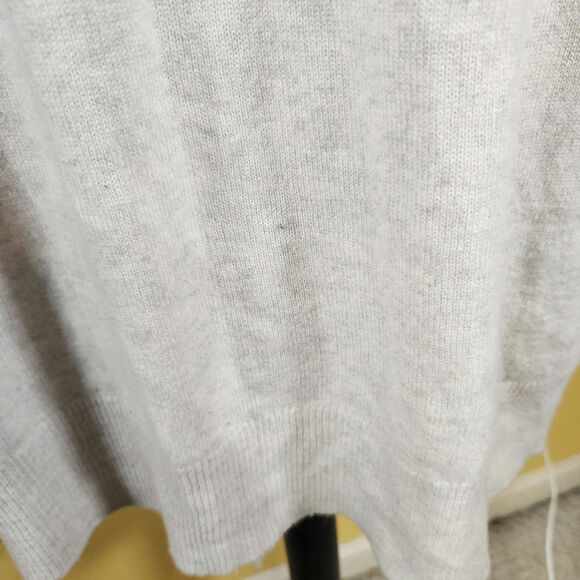 C by Bloomingdales $229 Medium 100% Cashmere Light Gray Beige V-Neck Sweater - Picture 11 of 14